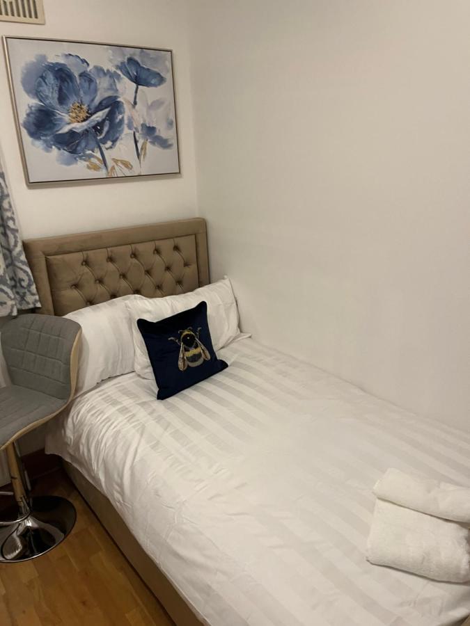 Tj Homes - Double Room With Single Bed - 3 Min To Tube Station - London ไรสลิป ภายนอก รูปภาพ