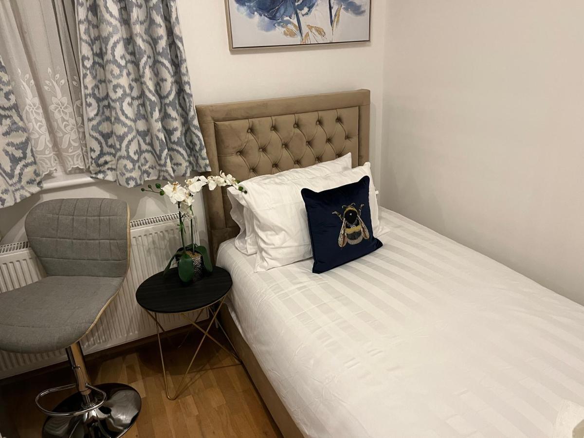 Tj Homes - Double Room With Single Bed - 3 Min To Tube Station - London ไรสลิป ภายนอก รูปภาพ